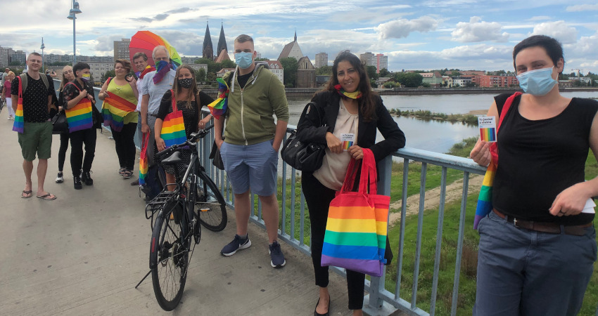 Heiner Klemp gemeinsam mit Sahra Damus, Tomasz Anisko und Aktivist*innen aus Deutschland und Polen auf der Brücke, die Frankfurt/Oder und Slubice verbindet.