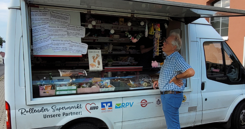 Heiner Klemp am Rollenden Supermarkt Alltagswünsche