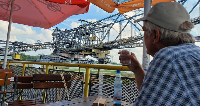 Heiner Klemp auf der Terrasse des Besucherbergwerks vor der Förderbrücke F60